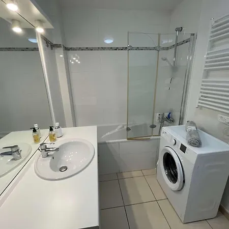 Locations De A Six-fours Avec Piscine Et Parking Prive Et A 800m De La Apartment Six-Fours-les-Plages