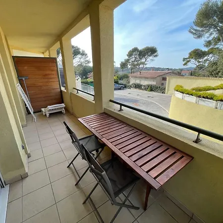 Apartment Locations De A Six-fours Avec Piscine Et Parking Prive Et A 800m De La Six-Fours-les-Plages