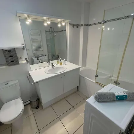 Apartment Locations De A Six-fours Avec Piscine Et Parking Prive Et A 800m De La
