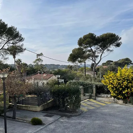 Locations De A Six-fours Avec Piscine Et Parking Prive Et A 800m De La *